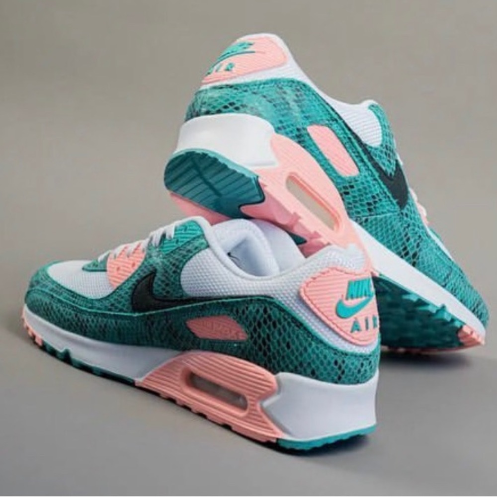 Sneakers - Picture 4 of 15